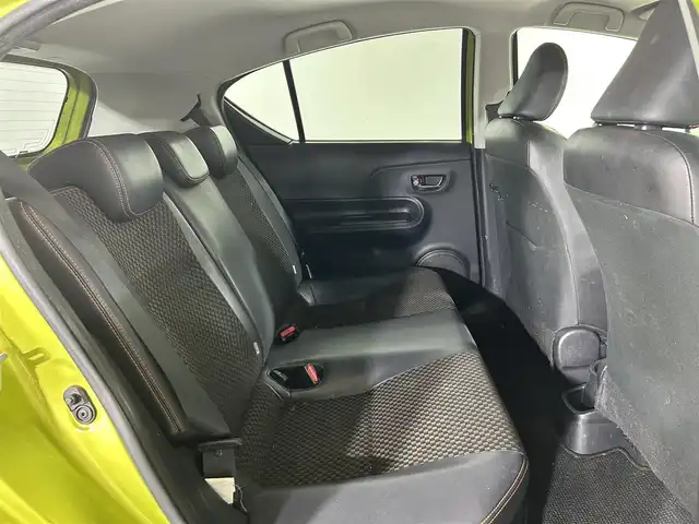 トヨタ アクア X－URBAN 佐賀県 2015(平27)年 9.2万km フレッシュグリーンマイカメタリック 純正7型ナビ/フルセグTV/CD/DVD/FM/AM/バックカメラ/ハーフレザーシート/シートヒーター/横滑り防止装置/ビルトインETC/アイドリングストップ/LEDヘッドライト/フォグランプ/オートライト/ウィンカーミラー/電動格納ミラー/純正16インチAW/シートリフター/プッシュスタート/スマートキー/フロアマット/ルーフレール