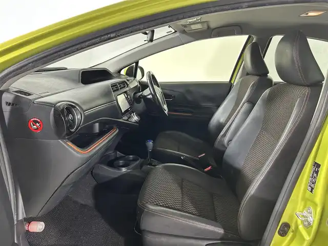 トヨタ アクア X－URBAN 佐賀県 2015(平27)年 9.2万km フレッシュグリーンマイカメタリック 純正7型ナビ/フルセグTV/CD/DVD/FM/AM/バックカメラ/ハーフレザーシート/シートヒーター/横滑り防止装置/ビルトインETC/アイドリングストップ/LEDヘッドライト/フォグランプ/オートライト/ウィンカーミラー/電動格納ミラー/純正16インチAW/シートリフター/プッシュスタート/スマートキー/フロアマット/ルーフレール