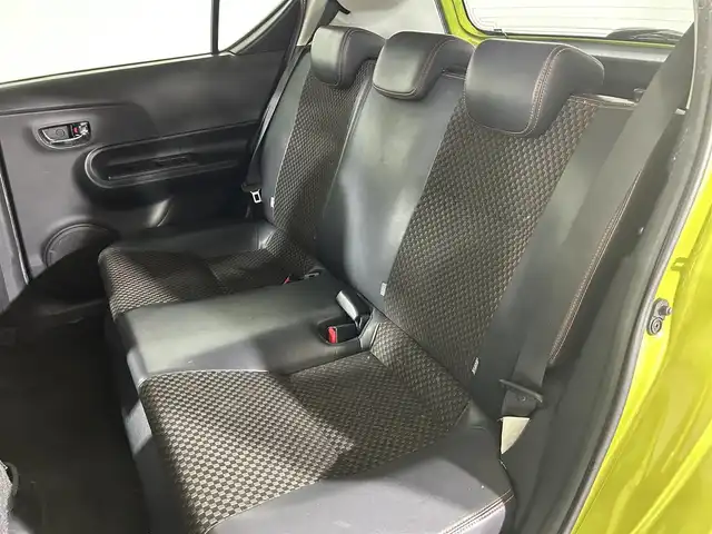 トヨタ アクア X－URBAN 佐賀県 2015(平27)年 9.2万km フレッシュグリーンマイカメタリック 純正7型ナビ/フルセグTV/CD/DVD/FM/AM/バックカメラ/ハーフレザーシート/シートヒーター/横滑り防止装置/ビルトインETC/アイドリングストップ/LEDヘッドライト/フォグランプ/オートライト/ウィンカーミラー/電動格納ミラー/純正16インチAW/シートリフター/プッシュスタート/スマートキー/フロアマット/ルーフレール