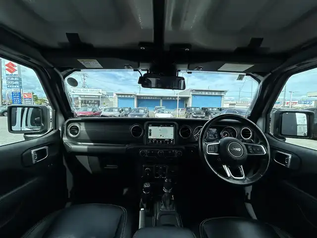クライスラー・ジープ ラングラー アンリミテッド サハラ 滋賀県 2021(令3)年 5.7万km 白 スマートキー/プッシュスタート/自動緊急ブレーキ/ブラインドスポットモニター/クルーズコントロール(追従式)/黒革シート/・前席シートヒーター・ハンドルヒーター/純正メモリナビ/【Bluetooth・USB・AUX】/ALPINEサウンドシステム/フルセグTV/AppleCarPlay/バックカメラ/・フロントカメラ/ETC/ドライブレコーダー(前後)/LEDヘッドランプ/フォランプ/社外デジタルミラー