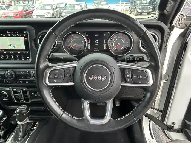 クライスラー・ジープ ラングラー アンリミテッド サハラ 滋賀県 2021(令3)年 5.7万km 白 スマートキー/プッシュスタート/自動緊急ブレーキ/ブラインドスポットモニター/クルーズコントロール(追従式)/黒革シート/・前席シートヒーター・ハンドルヒーター/純正メモリナビ/【Bluetooth・USB・AUX】/ALPINEサウンドシステム/フルセグTV/AppleCarPlay/バックカメラ/・フロントカメラ/ETC/ドライブレコーダー(前後)/LEDヘッドランプ/フォランプ/社外デジタルミラー