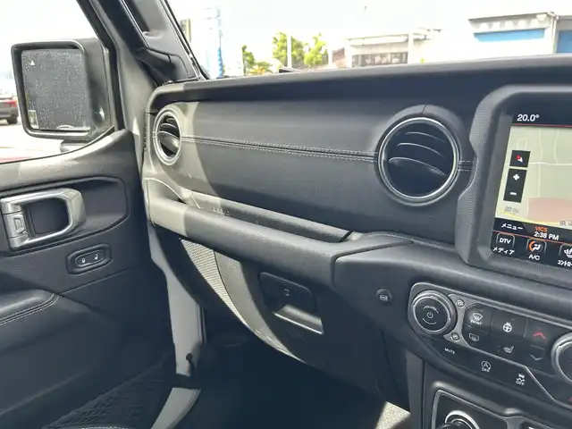 クライスラー・ジープ ラングラー アンリミテッド サハラ 滋賀県 2021(令3)年 5.7万km 白 スマートキー/プッシュスタート/自動緊急ブレーキ/ブラインドスポットモニター/クルーズコントロール(追従式)/黒革シート/・前席シートヒーター・ハンドルヒーター/純正メモリナビ/【Bluetooth・USB・AUX】/ALPINEサウンドシステム/フルセグTV/AppleCarPlay/バックカメラ/・フロントカメラ/ETC/ドライブレコーダー(前後)/LEDヘッドランプ/フォランプ/社外デジタルミラー