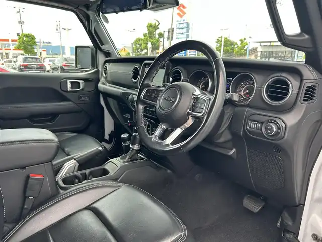 クライスラー・ジープ ラングラー アンリミテッド サハラ 滋賀県 2021(令3)年 5.7万km 白 スマートキー/プッシュスタート/自動緊急ブレーキ/ブラインドスポットモニター/クルーズコントロール(追従式)/黒革シート/・前席シートヒーター・ハンドルヒーター/純正メモリナビ/【Bluetooth・USB・AUX】/ALPINEサウンドシステム/フルセグTV/AppleCarPlay/バックカメラ/・フロントカメラ/ETC/ドライブレコーダー(前後)/LEDヘッドランプ/フォランプ/社外デジタルミラー