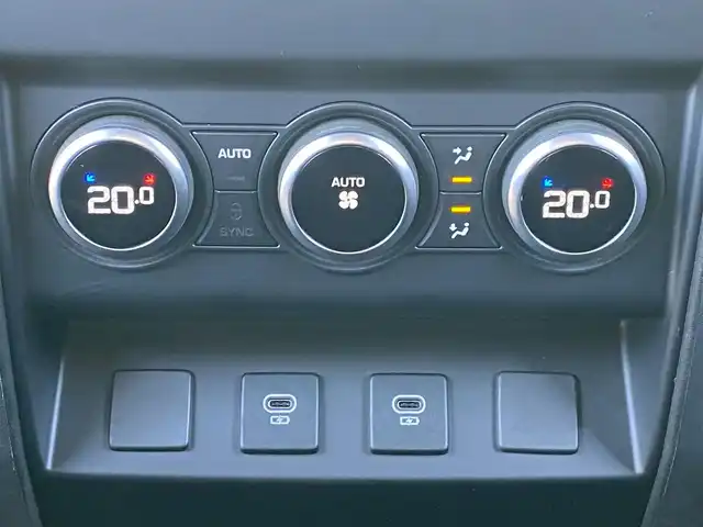 ランドローバー ランドローバー ディフェンダー 110 アーバナイト22 岐阜県 2022(令4)年 4.2万km シルバーⅡ １１０アーバンナイト２２　特別仕様車/サンルーフ/エアサスペンション/パノラマミックビューモニタ/ウェイドセンシング/アームレスト内冷蔵庫/置くだけ充電/ドライブモードセレクト/ロートラクションローンチ/LOボタン/牽引フック/純正ナビ/ステアリングスイッチ/ステアリングヒーター/オートハイビーム/運転席＋助手席メモリ付きパワーシート/運転席＋助手席シートベンチレーション/追従式クルーズコントロール/オートレインセンサー/電動パーキングブレーキ/デジタルインナーミラー/4WD/牽引フック/MERIDIANプレミアムサウンド