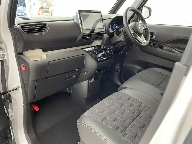 三菱 デリカミニ T プレミアム 滋賀県 2025(令7)年 0.1千km パールⅡ 未使用車/純正9インチディスプレイオーディオ/Bluetooth/AppleCarPlay/AndoroidAuto/全方位カメラ/両側電動スライド/ハーフレザー/4WD/クリアランスソナー/LEDヘッドライト/オートライト/オートハイビーム/レーンキープ/衝突軽減/シートヒーター（D/N）/ステアリングヒーター/ヒルディセントコントロール/電動パーキングブレーキ/オートブレーキホールド/DiM/パドルシフト/MI-PILOT/プッシュスタート/スマートキー/ステアリングリモコン