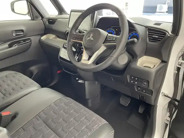 三菱 デリカミニ T プレミアム 滋賀県 2025(令7)年 0.1千km パールⅡ 未使用車/純正9インチディスプレイオーディオ/Bluetooth/AppleCarPlay/AndoroidAuto/全方位カメラ/両側電動スライド/ハーフレザー/4WD/クリアランスソナー/LEDヘッドライト/オートライト/オートハイビーム/レーンキープ/衝突軽減/シートヒーター（D/N）/ステアリングヒーター/ヒルディセントコントロール/電動パーキングブレーキ/オートブレーキホールド/DiM/パドルシフト/MI-PILOT/プッシュスタート/スマートキー/ステアリングリモコン