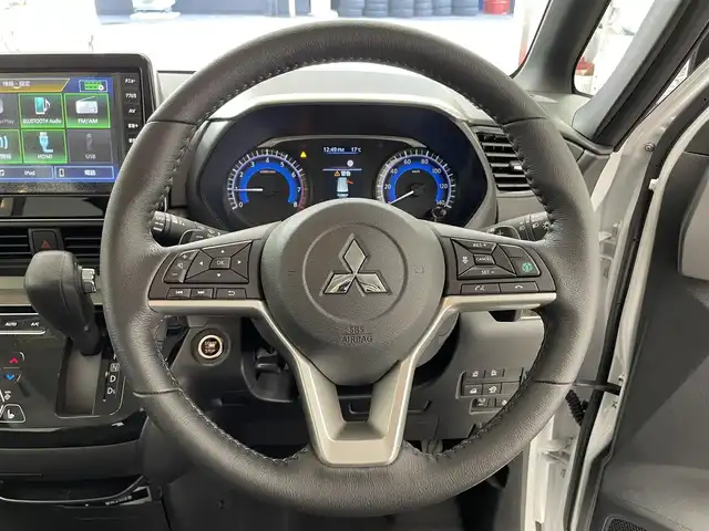 三菱 デリカミニ T プレミアム 滋賀県 2025(令7)年 0.1千km パールⅡ 未使用車/純正9インチディスプレイオーディオ/Bluetooth/AppleCarPlay/AndoroidAuto/全方位カメラ/両側電動スライド/ハーフレザー/4WD/クリアランスソナー/LEDヘッドライト/オートライト/オートハイビーム/レーンキープ/衝突軽減/シートヒーター（D/N）/ステアリングヒーター/ヒルディセントコントロール/電動パーキングブレーキ/オートブレーキホールド/DiM/パドルシフト/MI-PILOT/プッシュスタート/スマートキー/ステアリングリモコン