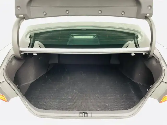 トヨタ カムリ G レザーパッケージ 福島県 2022(令4)年 1.9万km プラチナホワイトパールマイカ トヨタセーフティセンス/・アダプティブクルーズコントロール/・レーントレーシングアシスト/・レーンディパーチャーアラート/・オートマチックハイビーム/・衝突被害軽減ブレーキ/純正ディスプレイオーディオ/・ナビ/フルセグTV/BT/USB/Miracast/FM/AM/・バックカメラ/・アラウンドビューモニター/・ビルトインETC/・社外ドライブレコーダー（前後）/レザーシート/・D+N席シートヒーター/・D+N席パワーシート/革巻きステアリング/・ステアリングスイッチ/電動リアゲート/電子パーキング/・オートブレーキホールド/プッシュスタート/・スマートキー/・スペアキー1本/純正エンジンスターター(動作確認済)/電動格納ミラー/・オートミラー/・ウィンカーミラー/積込みスタッドレスタイヤ（215/55R17）/・社外AW(ECO FORME)/純正フロアマット/純正ドアバイザー