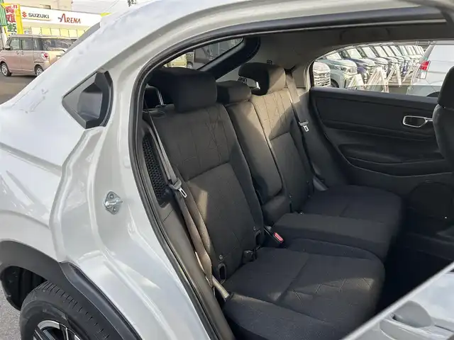 ホンダ ヴェゼル ハイブリッド e:HEV X 宮城県 2023(令5)年 3.7万km プラチナホワイトパール ワンオーナー/ホンダセンシング/・衝突軽減ブレーキ/・誤発進抑制機能/・後方誤発進抑制機能/・近距離衝突軽減ブレーキ/・歩行者事故低減ステアリング/・路外逸脱抑制機能/・渋滞追従機能付アダプティブクルーズコントロール/・車線維持支援システム/・先行車発進お知らせ機能/・標識認識機能/・オートハイビーム/・パーキングセンサーシステム/ブラインドスポットインフォメーション/社外9インチナビ/(フルセグTV/CD/DVD/SD/USB/BT)/車線逸脱踏み間違い衝突軽減システム/ドライブレコーダー/ETC/オートエアコン/ダウンヒルアシスト/パドルシフト/ステアリングスイッチ/ドライブセレクト/アイドリングストップ/オートライト/ふらつき防止/レベライザー/プッシュスタート＆スマートキー/ウインカー付き電動格納ミラー/ドアバイザー/スペアキー/LEDヘッドライト/フォグランプ/純正フロアマット/純正16インチAW