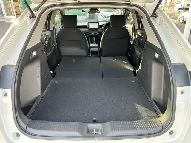 ホンダ ヴェゼル ハイブリッド e:HEV X 宮城県 2023(令5)年 3.7万km プラチナホワイトパール ワンオーナー/ホンダセンシング/・衝突軽減ブレーキ/・誤発進抑制機能/・後方誤発進抑制機能/・近距離衝突軽減ブレーキ/・歩行者事故低減ステアリング/・路外逸脱抑制機能/・渋滞追従機能付アダプティブクルーズコントロール/・車線維持支援システム/・先行車発進お知らせ機能/・標識認識機能/・オートハイビーム/・パーキングセンサーシステム/ブラインドスポットインフォメーション/社外9インチナビ/(フルセグTV/CD/DVD/SD/USB/BT)/車線逸脱踏み間違い衝突軽減システム/ドライブレコーダー/ETC/オートエアコン/ダウンヒルアシスト/パドルシフト/ステアリングスイッチ/ドライブセレクト/アイドリングストップ/オートライト/ふらつき防止/レベライザー/プッシュスタート＆スマートキー/ウインカー付き電動格納ミラー/ドアバイザー/スペアキー/LEDヘッドライト/フォグランプ/純正フロアマット/純正16インチAW