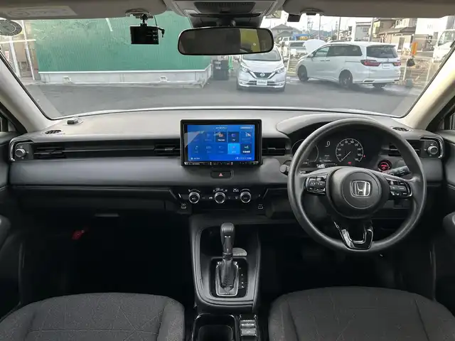 ホンダ ヴェゼル ハイブリッド e:HEV X 宮城県 2023(令5)年 3.7万km プラチナホワイトパール ワンオーナー/ホンダセンシング/・衝突軽減ブレーキ/・誤発進抑制機能/・後方誤発進抑制機能/・近距離衝突軽減ブレーキ/・歩行者事故低減ステアリング/・路外逸脱抑制機能/・渋滞追従機能付アダプティブクルーズコントロール/・車線維持支援システム/・先行車発進お知らせ機能/・標識認識機能/・オートハイビーム/・パーキングセンサーシステム/ブラインドスポットインフォメーション/社外9インチナビ/(フルセグTV/CD/DVD/SD/USB/BT)/車線逸脱踏み間違い衝突軽減システム/ドライブレコーダー/ETC/オートエアコン/ダウンヒルアシスト/パドルシフト/ステアリングスイッチ/ドライブセレクト/アイドリングストップ/オートライト/ふらつき防止/レベライザー/プッシュスタート＆スマートキー/ウインカー付き電動格納ミラー/ドアバイザー/スペアキー/LEDヘッドライト/フォグランプ/純正フロアマット/純正16インチAW