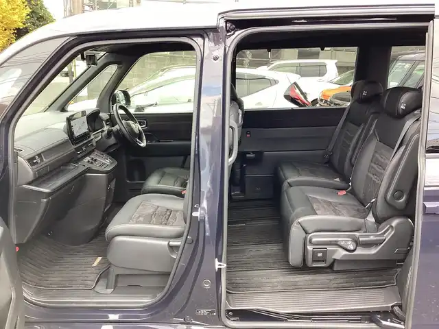 ホンダ ステップワゴン スパーダ eHEV プレミアムライン 神奈川県 2022(令4)年 1.1万km トワイライトミストブラックパール ワンオーナー/純正11.4型メモリーナビゲーション/Bluetooth　フルセグ　SD　CD　DVD　AppleCarPlay USB/フリップダウンモニタ/ドライブレコーダー/両側電動スライドドア/ホンダセンシング/マルチビューカメラ/ブラインドスポットインフォメーション/衝突軽減ブレーキ/歩行者事故低減ステアリング/渋滞追従機能付アダプティブクルーズコントロール/車線維持支援システム/先行車発進お知らせ機能/オートハイビーム/アダプティブドライビングビーム/誤発進抑制機能/近距離衝突軽減ブレーキ/路外逸脱抑制機能/トラフィックジャムアシスト/標識認識機能/ハーフレザーシート/前席二列目シートヒーター/ETC/パワーバックドア/電動サイドブレーキ/ブレーキオートホールド/2列目オットマン/革巻きステアリング/ステアリングスイッチ/パドルシフト/プッシュスタート/電動格納ミラー/純正フロアマット/ドアバイザー/オートライト/LEDヘッドライト/フォグライト/純正17インチアルミホイル