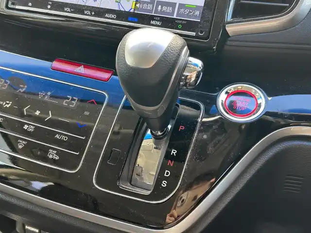 ホンダ オデッセイ アブソルート・EXホンダセンジング 滋賀県 2019(平31)年 6.1万km スーパープラチナメタリック 純正メーカーナビ/（AM/FM/CD/DVD/TVフルセグ//Bluetooth/USB/SD）/衝突軽減ブレーキ/両側パワースライドドア/レーンキープアシスト/レーダークルーズコントロール/コーナーセンサー/横滑り防止/ETC2.0/ステアリングスイッチ/ブラインドスポットモニター/360度カメラ（フロント/サイド/リア）/パーキングサポート/ハンズフリー/ECON/電動格納ミラー/シートヒーターD/N/プッシュスタート/スマートキー/アイドリングストップ/後席オットマン/HDMI/USB/ドライブレコーダー前後/パドルシフト/純正ドアバイザー/純正フロアマット/後席エアコン/オートライト/フロントフォグ