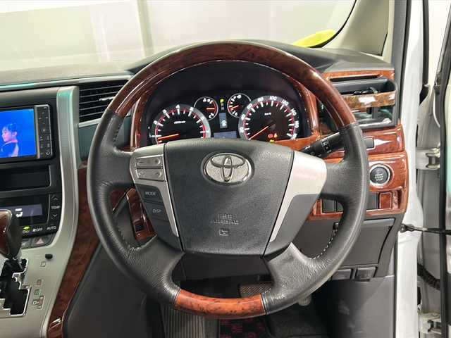 トヨタ アルファード 240S プライムセレクションⅡ 茨城県 2010(平22)年 7.5万km ホワイトパールクリスタルシャイン 純正HDDナビ/【フルセグTV/CD/DVD/Bluetooth/HDD】/バックカメラ/純正フリップダウンモニター/両側パワースライドドア/パワーバックドア/コーナーセンサー/横滑り防止装置/オートライト/社外20インチAW/社外サス/ETC/ウッドコンビステアリング/ステアリングスイッチ/社外フロアマット/プッシュスタート/スマートキー