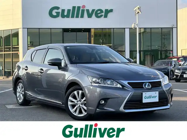 レクサス ＣＴ 200h バージョンL 愛媛県 2014(平26)年 2.2万km マーキュリーグレーマイカ 登録時走行距離:21916km/・ワンオーナー/・サンルーフ/・メーカーオプションナビ/CD/DVD/フルセグTV/MSV/・バックカメラ/・クルーズコントロール/・パドルシフト/・茶革シート/D/Nパワーシート/シートヒーターD/メモリーシート/・ステアリングヒーター/・社外レーダー/・LEDオートライト/・コーナーセンサー/・純正アルミ/・取扱説明書/・スペアキー2本/内1本カードキー/カラーコード：1H9/マーキュリーグレーマイカ