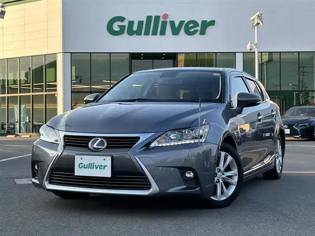 レクサス ＣＴ 200h バージョンL 愛媛県 2014(平26)年 2.2万km マーキュリーグレーマイカ 登録時走行距離:21916km/・ワンオーナー/・サンルーフ/・メーカーオプションナビ/CD/DVD/フルセグTV/MSV/・バックカメラ/・クルーズコントロール/・パドルシフト/・茶革シート/D/Nパワーシート/シートヒーターD/メモリーシート/・ステアリングヒーター/・社外レーダー/・LEDオートライト/・コーナーセンサー/・純正アルミ/・取扱説明書/・スペアキー2本/内1本カードキー/カラーコード：1H9/マーキュリーグレーマイカ