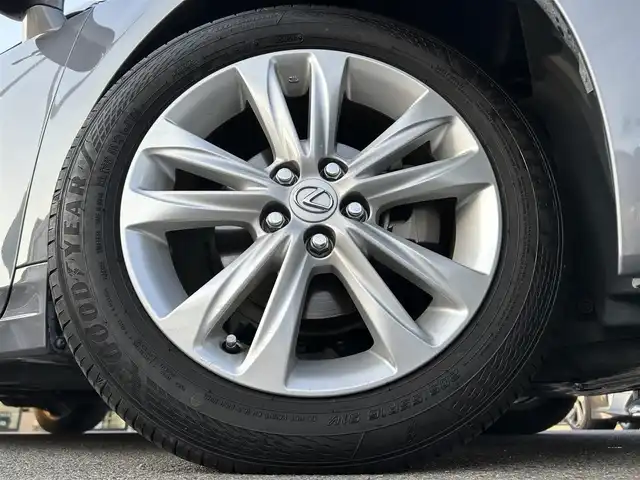 レクサス ＣＴ 200h バージョンL 愛媛県 2014(平26)年 2.2万km マーキュリーグレーマイカ 登録時走行距離:21916km/・ワンオーナー/・サンルーフ/・メーカーオプションナビ/CD/DVD/フルセグTV/MSV/・バックカメラ/・クルーズコントロール/・パドルシフト/・茶革シート/D/Nパワーシート/シートヒーターD/メモリーシート/・ステアリングヒーター/・社外レーダー/・LEDオートライト/・コーナーセンサー/・純正アルミ/・取扱説明書/・スペアキー2本/内1本カードキー/カラーコード：1H9/マーキュリーグレーマイカ