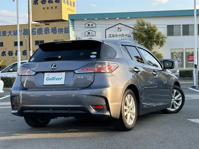 レクサス ＣＴ 200h バージョンL 愛媛県 2014(平26)年 2.2万km マーキュリーグレーマイカ 登録時走行距離:21916km/・ワンオーナー/・サンルーフ/・メーカーオプションナビ/CD/DVD/フルセグTV/MSV/・バックカメラ/・クルーズコントロール/・パドルシフト/・茶革シート/D/Nパワーシート/シートヒーターD/メモリーシート/・ステアリングヒーター/・社外レーダー/・LEDオートライト/・コーナーセンサー/・純正アルミ/・取扱説明書/・スペアキー2本/内1本カードキー/カラーコード：1H9/マーキュリーグレーマイカ