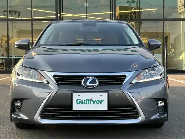 レクサス ＣＴ 200h バージョンL 愛媛県 2014(平26)年 2.2万km マーキュリーグレーマイカ 登録時走行距離:21916km/・ワンオーナー/・サンルーフ/・メーカーオプションナビ/CD/DVD/フルセグTV/MSV/・バックカメラ/・クルーズコントロール/・パドルシフト/・茶革シート/D/Nパワーシート/シートヒーターD/メモリーシート/・ステアリングヒーター/・社外レーダー/・LEDオートライト/・コーナーセンサー/・純正アルミ/・取扱説明書/・スペアキー2本/内1本カードキー/カラーコード：1H9/マーキュリーグレーマイカ