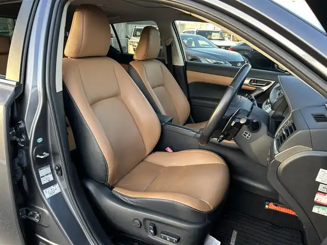 レクサス ＣＴ 200h バージョンL 愛媛県 2014(平26)年 2.2万km マーキュリーグレーマイカ 登録時走行距離:21916km/・ワンオーナー/・サンルーフ/・メーカーオプションナビ/CD/DVD/フルセグTV/MSV/・バックカメラ/・クルーズコントロール/・パドルシフト/・茶革シート/D/Nパワーシート/シートヒーターD/メモリーシート/・ステアリングヒーター/・社外レーダー/・LEDオートライト/・コーナーセンサー/・純正アルミ/・取扱説明書/・スペアキー2本/内1本カードキー/カラーコード：1H9/マーキュリーグレーマイカ