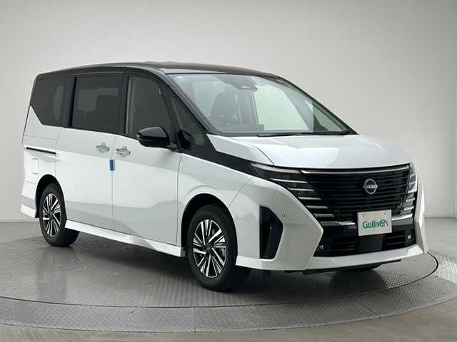 日産 セレナ e－パワー ハイウェイスター V 兵庫県 2025(令7)年 0.1千km パールⅡ 登録済未使用車/純正ディスプレイオーディオ/純正メモリナビ/（Bluetooth/USB/HDMI/フルセグ）/純正ミラー内蔵ドライブレコーダー/アラウンドビューモニター/インテリジェントルームミラー/プロパイロット/エマージェンシーブレーキ/LKA/BSM/ACC/コーナーセンサー/ビルトインETC2.0/両側パワースライドドア/ワイヤレス充電/オートハイビーム/LEDヘッドライト/LEDフォグランプ/純正16インチアルミホイール/スペアキー×１