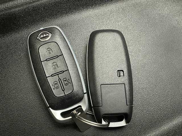 日産 セレナ e－パワー ハイウェイスター V 兵庫県 2025(令7)年 0.1千km パールⅡ 登録済未使用車/純正ディスプレイオーディオ/純正メモリナビ/（Bluetooth/USB/HDMI/フルセグ）/純正ミラー内蔵ドライブレコーダー/アラウンドビューモニター/インテリジェントルームミラー/プロパイロット/エマージェンシーブレーキ/LKA/BSM/ACC/コーナーセンサー/ビルトインETC2.0/両側パワースライドドア/ワイヤレス充電/オートハイビーム/LEDヘッドライト/LEDフォグランプ/純正16インチアルミホイール/スペアキー×１