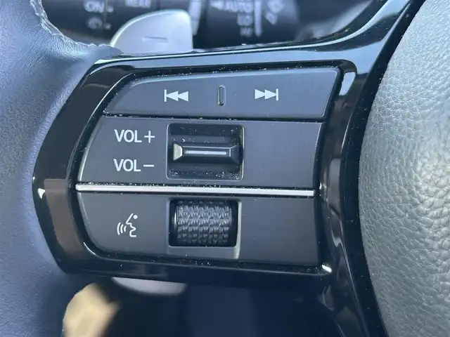 ホンダ ＺＲ－Ｖ ハイブリッド e:HEV Z 岡山県 2024(令6)年 4万km プラチナホワイトパール 登録時走行距離39348km/純正9インチナビ/フルセグTV(AM.FM.TV.BT)/全方位カメラ/ETC2.0/ブラインドスポットモニター/シートヒーター/ステアリングヒーター/クリアランスソナー/衝突軽減ブレーキ/横滑り防止装置/クルーズコントロール(追従走行あり)/車線逸脱警報（レーンキープアシスト）/オートライト/オートマチックハイビーム/アイドリングストップ/電動リアゲート/18インチ純正AW/純正フロアマット/レザーシート/D+N席パワシート/保証書/取扱説明書