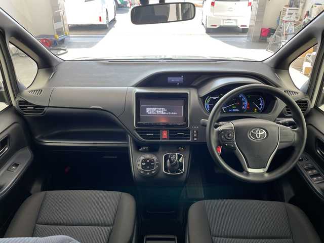 トヨタ ノア ハイブリッド X 兵庫県 2014(平26)年 8.4万km ホワイトパールクリスタルシャイン ・純正9インチナビ（NSZT-Y64T）/CD/DVD/SD/Bluetooth/TV/・バックカメラ/・ビルトインETC/・社外フリップダウンモニター/・ステアリングスイッチ/・フロント、リアエアロ/・LEDヘッドライト/・オートライト/・助手席側パワースライドドア/・純正アルミホイール/・純正フロアマット/・スマートキー