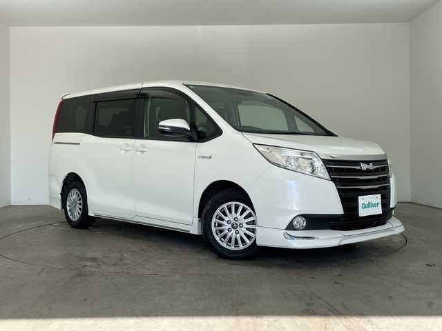 トヨタ ノア ハイブリッド X 兵庫県 2014(平26)年 8.4万km ホワイトパールクリスタルシャイン ・純正9インチナビ（NSZT-Y64T）/CD/DVD/SD/Bluetooth/TV/・バックカメラ/・ビルトインETC/・社外フリップダウンモニター/・ステアリングスイッチ/・フロント、リアエアロ/・LEDヘッドライト/・オートライト/・助手席側パワースライドドア/・純正アルミホイール/・純正フロアマット/・スマートキー