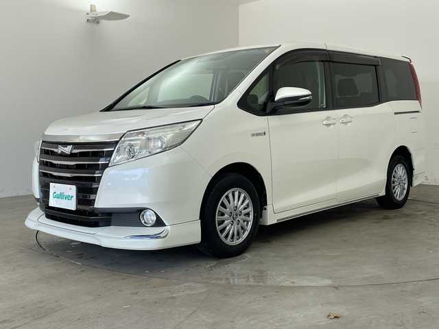 トヨタ ノア ハイブリッド X 兵庫県 2014(平26)年 8.4万km ホワイトパールクリスタルシャイン ・純正9インチナビ（NSZT-Y64T）/CD/DVD/SD/Bluetooth/TV/・バックカメラ/・ビルトインETC/・社外フリップダウンモニター/・ステアリングスイッチ/・フロント、リアエアロ/・LEDヘッドライト/・オートライト/・助手席側パワースライドドア/・純正アルミホイール/・純正フロアマット/・スマートキー