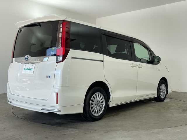 トヨタ ノア ハイブリッド X 兵庫県 2014(平26)年 8.4万km ホワイトパールクリスタルシャイン ・純正9インチナビ（NSZT-Y64T）/CD/DVD/SD/Bluetooth/TV/・バックカメラ/・ビルトインETC/・社外フリップダウンモニター/・ステアリングスイッチ/・フロント、リアエアロ/・LEDヘッドライト/・オートライト/・助手席側パワースライドドア/・純正アルミホイール/・純正フロアマット/・スマートキー