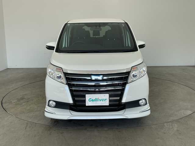 トヨタ ノア ハイブリッド X 兵庫県 2014(平26)年 8.4万km ホワイトパールクリスタルシャイン ・純正9インチナビ（NSZT-Y64T）/CD/DVD/SD/Bluetooth/TV/・バックカメラ/・ビルトインETC/・社外フリップダウンモニター/・ステアリングスイッチ/・フロント、リアエアロ/・LEDヘッドライト/・オートライト/・助手席側パワースライドドア/・純正アルミホイール/・純正フロアマット/・スマートキー