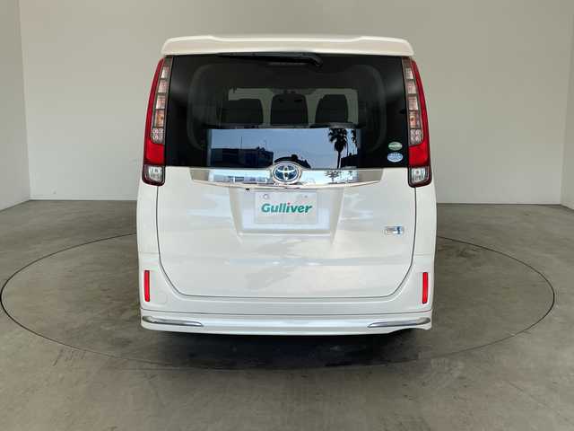 トヨタ ノア ハイブリッド X 兵庫県 2014(平26)年 8.4万km ホワイトパールクリスタルシャイン ・純正9インチナビ（NSZT-Y64T）/CD/DVD/SD/Bluetooth/TV/・バックカメラ/・ビルトインETC/・社外フリップダウンモニター/・ステアリングスイッチ/・フロント、リアエアロ/・LEDヘッドライト/・オートライト/・助手席側パワースライドドア/・純正アルミホイール/・純正フロアマット/・スマートキー