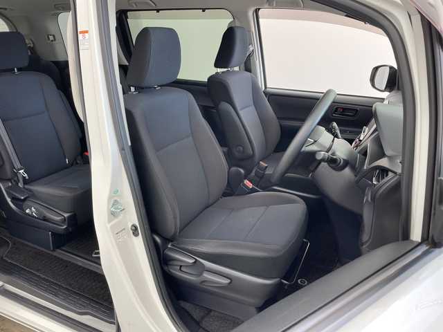 トヨタ ノア ハイブリッド X 兵庫県 2014(平26)年 8.4万km ホワイトパールクリスタルシャイン ・純正9インチナビ（NSZT-Y64T）/CD/DVD/SD/Bluetooth/TV/・バックカメラ/・ビルトインETC/・社外フリップダウンモニター/・ステアリングスイッチ/・フロント、リアエアロ/・LEDヘッドライト/・オートライト/・助手席側パワースライドドア/・純正アルミホイール/・純正フロアマット/・スマートキー