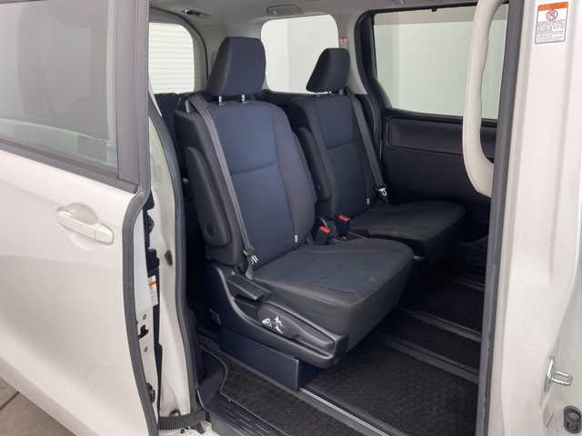 トヨタ ノア ハイブリッド X 兵庫県 2014(平26)年 8.4万km ホワイトパールクリスタルシャイン ・純正9インチナビ（NSZT-Y64T）/CD/DVD/SD/Bluetooth/TV/・バックカメラ/・ビルトインETC/・社外フリップダウンモニター/・ステアリングスイッチ/・フロント、リアエアロ/・LEDヘッドライト/・オートライト/・助手席側パワースライドドア/・純正アルミホイール/・純正フロアマット/・スマートキー