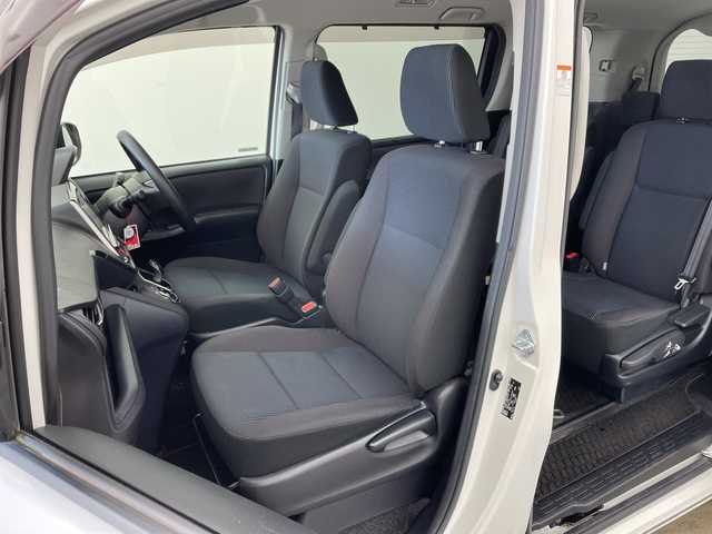 トヨタ ノア ハイブリッド X 兵庫県 2014(平26)年 8.4万km ホワイトパールクリスタルシャイン ・純正9インチナビ（NSZT-Y64T）/CD/DVD/SD/Bluetooth/TV/・バックカメラ/・ビルトインETC/・社外フリップダウンモニター/・ステアリングスイッチ/・フロント、リアエアロ/・LEDヘッドライト/・オートライト/・助手席側パワースライドドア/・純正アルミホイール/・純正フロアマット/・スマートキー