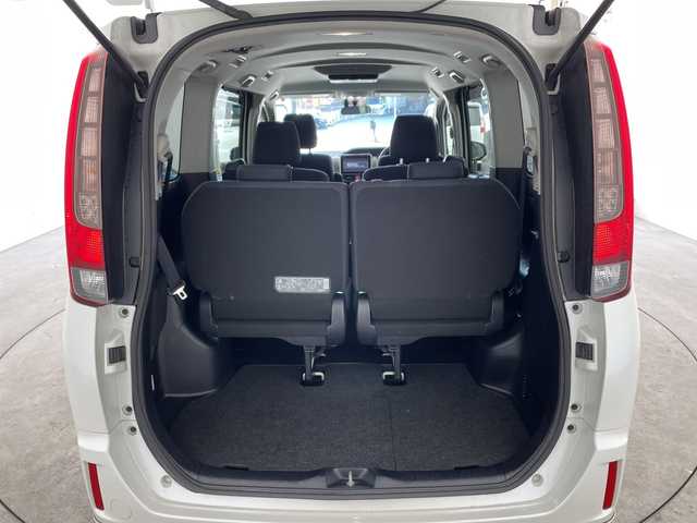 トヨタ ノア ハイブリッド X 兵庫県 2014(平26)年 8.4万km ホワイトパールクリスタルシャイン ・純正9インチナビ（NSZT-Y64T）/CD/DVD/SD/Bluetooth/TV/・バックカメラ/・ビルトインETC/・社外フリップダウンモニター/・ステアリングスイッチ/・フロント、リアエアロ/・LEDヘッドライト/・オートライト/・助手席側パワースライドドア/・純正アルミホイール/・純正フロアマット/・スマートキー