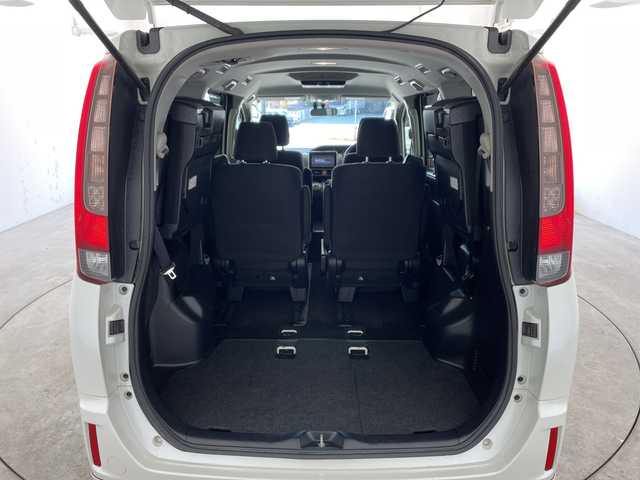 トヨタ ノア ハイブリッド X 兵庫県 2014(平26)年 8.4万km ホワイトパールクリスタルシャイン ・純正9インチナビ（NSZT-Y64T）/CD/DVD/SD/Bluetooth/TV/・バックカメラ/・ビルトインETC/・社外フリップダウンモニター/・ステアリングスイッチ/・フロント、リアエアロ/・LEDヘッドライト/・オートライト/・助手席側パワースライドドア/・純正アルミホイール/・純正フロアマット/・スマートキー