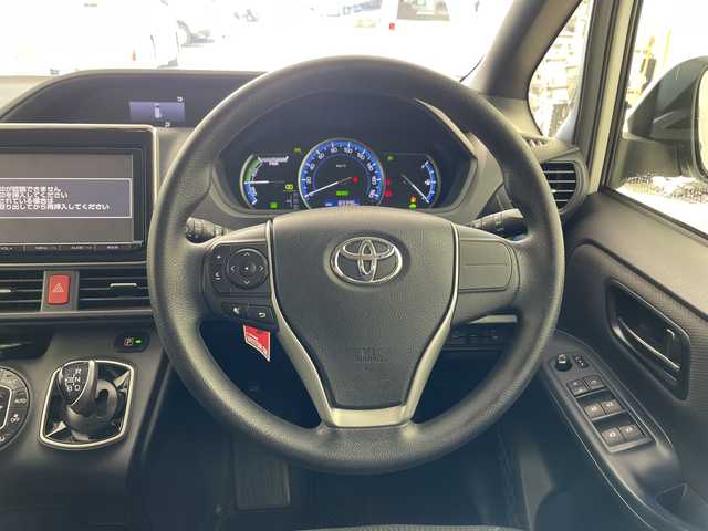 トヨタ ノア ハイブリッド X 兵庫県 2014(平26)年 8.4万km ホワイトパールクリスタルシャイン ・純正9インチナビ（NSZT-Y64T）/CD/DVD/SD/Bluetooth/TV/・バックカメラ/・ビルトインETC/・社外フリップダウンモニター/・ステアリングスイッチ/・フロント、リアエアロ/・LEDヘッドライト/・オートライト/・助手席側パワースライドドア/・純正アルミホイール/・純正フロアマット/・スマートキー