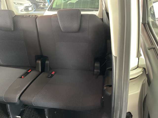 トヨタ ノア ハイブリッド X 兵庫県 2014(平26)年 8.4万km ホワイトパールクリスタルシャイン ・純正9インチナビ（NSZT-Y64T）/CD/DVD/SD/Bluetooth/TV/・バックカメラ/・ビルトインETC/・社外フリップダウンモニター/・ステアリングスイッチ/・フロント、リアエアロ/・LEDヘッドライト/・オートライト/・助手席側パワースライドドア/・純正アルミホイール/・純正フロアマット/・スマートキー