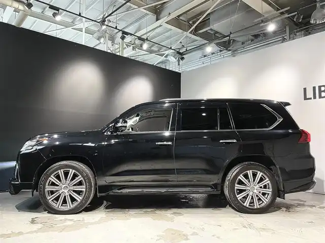 レクサス ＬＸ 570 道央・札幌 2016(平28)年 4.2万km ブラック 純正メーカーナビ(フルセグTV/BT/SD/CD/DVD)/クールBOX/電動サンルーフ/ホワイトレザーシート/パワーシート(全席)/シートヒーター(D/N)/シートベンチレーション(D/N)/エアサスペンション(乗降モード付)/パノラミックビューモニター/本木目+本革ステアリング/ステアリングヒーター/ヘッドアップディスプレイ/三眼LEDヘッドランプ/LEDシーケンシャルシグナルランプ(前後)/ブラインドスポットモニター/リアクロストラフィックアラート/LexusSafetySystem+/・プリクラッシュセーフティ/・レーダークルーズコントロール/・レーンディパーチャーアラート/・アダプティブハイビームシステム/社外エアロ(フロント/リア)/純正21インチ切削光輝アルミホイール