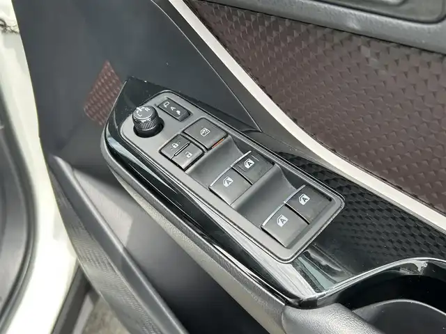 トヨタ Ｃ－ＨＲ G 群馬県 2017(平29)年 3.6万km ホワイトパールクリスタルシャイン 純正SDナビ/（CD/DVD/SD/Bluetooth/FM/AM/フルセグTV）/クルーズコントロール/純正前方ドラレコ（DRT-H66A）/バックカメラ/前席シートヒーター・エアシート/衝突被害軽減ブレーキ/レーンキープアシスト/ブラインドスポットモニター/LEDヘッドライト/オートライト/電子パーキング/オートブレーキホールド/プッシュスタート/純正18インチアルミホイール/純正フロアマット/純正ETC/自動防眩ミラー/保証書/取扱説明書/スペアキー