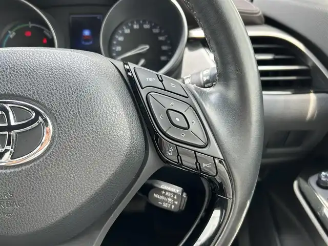 トヨタ Ｃ－ＨＲ G 群馬県 2017(平29)年 3.6万km ホワイトパールクリスタルシャイン 純正SDナビ/（CD/DVD/SD/Bluetooth/FM/AM/フルセグTV）/クルーズコントロール/純正前方ドラレコ（DRT-H66A）/バックカメラ/前席シートヒーター・エアシート/衝突被害軽減ブレーキ/レーンキープアシスト/ブラインドスポットモニター/LEDヘッドライト/オートライト/電子パーキング/オートブレーキホールド/プッシュスタート/純正18インチアルミホイール/純正フロアマット/純正ETC/自動防眩ミラー/保証書/取扱説明書/スペアキー