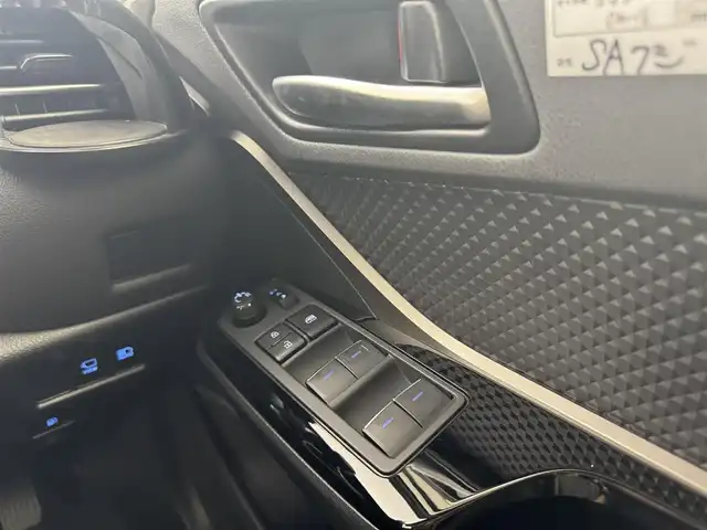 トヨタ Ｃ－ＨＲ G モード ネロ セーフティプラス 愛知県 2021(令3)年 5.5万km ホワイトパールクリスタルシャイン 純正コネクテッドナビ付ディスプレイオーディオ/パノラミックビューモニター/ドライブレコーダー連動デジタルインナーミラー/ビルトインETC2.0/ハーフレザーシート/シートヒーター（前席）/純正フロアマット/純正18インチアルミホイール/ブラインドスポットモニター/トヨタセーフティセンス/　　・プリクラッシュセーフティ/　　・レーダークルーズコントロール/　　・レーントレーシングアシスト/　　・レーンディバーチャーアラート/　　・ロードサインアシスト/　　・オートマチックハイビーム/インテリジェントクリアランスソナー/リヤクロストラフィックオートブレーキ/LEDヘッドライト/メーカーオプションボディカラー（ホワイトパールクリスタルシャイン）/スマートキー