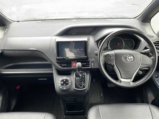 トヨタ ヴォクシー V 岩手県 2015(平27)年 3.6万km ブラック ALPINE9インチSDナビ/AM/FM/CD/DVD/Bluetooth/フルセグTV/バックカメラ/ビルトインETC/両側パワースライドドア/フリップダウンモニター(ALPINE)/クルーズコントロール/横滑り防止装置/アイドリングストップ/オートライト/オートハイビーム/LEDヘッドライト/フォグランプ/スマートキー/プッシュスタート/電動格納ミラー/社外17インチAW/社外フロアマット/レザーシートカバー/ドアバイザー/保証書/取扱説明書