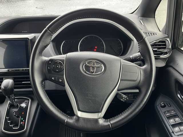 トヨタ ヴォクシー V 岩手県 2015(平27)年 3.6万km ブラック ALPINE9インチSDナビ/AM/FM/CD/DVD/Bluetooth/フルセグTV/バックカメラ/ビルトインETC/両側パワースライドドア/フリップダウンモニター(ALPINE)/クルーズコントロール/横滑り防止装置/アイドリングストップ/オートライト/オートハイビーム/LEDヘッドライト/フォグランプ/スマートキー/プッシュスタート/電動格納ミラー/社外17インチAW/社外フロアマット/レザーシートカバー/ドアバイザー/保証書/取扱説明書