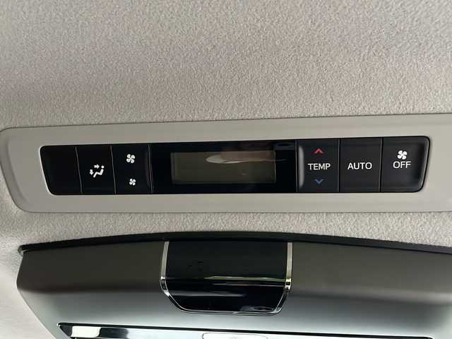 トヨタ ヴォクシー V 岩手県 2015(平27)年 3.6万km ブラック ALPINE9インチSDナビ/AM/FM/CD/DVD/Bluetooth/フルセグTV/バックカメラ/ビルトインETC/両側パワースライドドア/フリップダウンモニター(ALPINE)/クルーズコントロール/横滑り防止装置/アイドリングストップ/オートライト/オートハイビーム/LEDヘッドライト/フォグランプ/スマートキー/プッシュスタート/電動格納ミラー/社外17インチAW/社外フロアマット/レザーシートカバー/ドアバイザー/保証書/取扱説明書