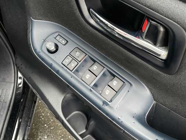 トヨタ ヴォクシー V 岩手県 2015(平27)年 3.6万km ブラック ALPINE9インチSDナビ/AM/FM/CD/DVD/Bluetooth/フルセグTV/バックカメラ/ビルトインETC/両側パワースライドドア/フリップダウンモニター(ALPINE)/クルーズコントロール/横滑り防止装置/アイドリングストップ/オートライト/オートハイビーム/LEDヘッドライト/フォグランプ/スマートキー/プッシュスタート/電動格納ミラー/社外17インチAW/社外フロアマット/レザーシートカバー/ドアバイザー/保証書/取扱説明書