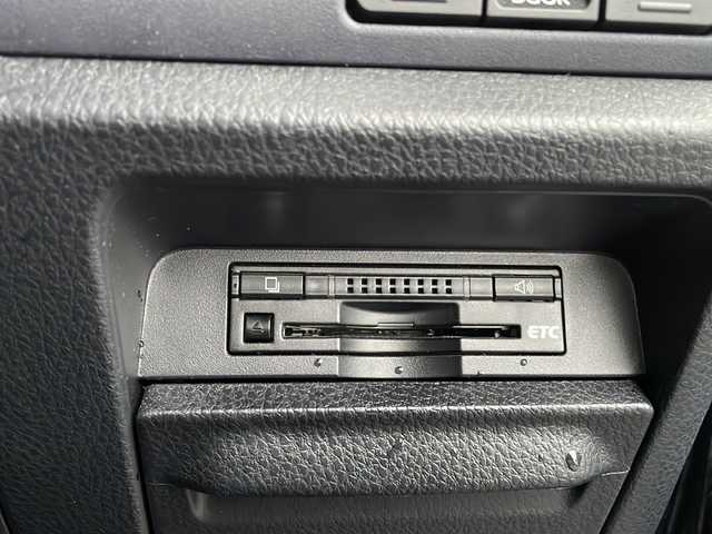 トヨタ ヴォクシー V 岩手県 2015(平27)年 3.6万km ブラック ALPINE9インチSDナビ/AM/FM/CD/DVD/Bluetooth/フルセグTV/バックカメラ/ビルトインETC/両側パワースライドドア/フリップダウンモニター(ALPINE)/クルーズコントロール/横滑り防止装置/アイドリングストップ/オートライト/オートハイビーム/LEDヘッドライト/フォグランプ/スマートキー/プッシュスタート/電動格納ミラー/社外17インチAW/社外フロアマット/レザーシートカバー/ドアバイザー/保証書/取扱説明書