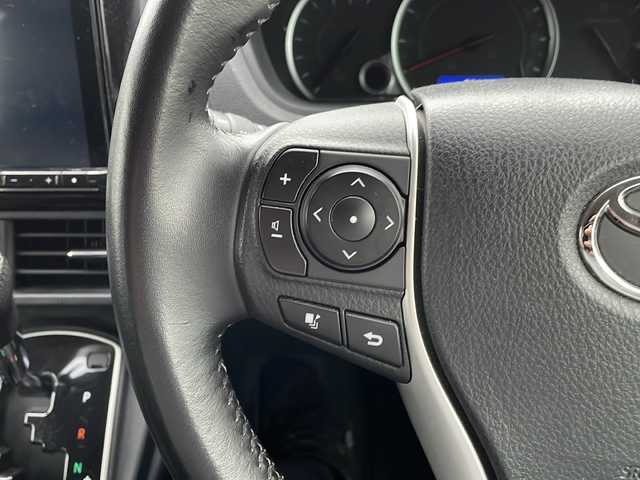 トヨタ ヴォクシー V 岩手県 2015(平27)年 3.6万km ブラック ALPINE9インチSDナビ/AM/FM/CD/DVD/Bluetooth/フルセグTV/バックカメラ/ビルトインETC/両側パワースライドドア/フリップダウンモニター(ALPINE)/クルーズコントロール/横滑り防止装置/アイドリングストップ/オートライト/オートハイビーム/LEDヘッドライト/フォグランプ/スマートキー/プッシュスタート/電動格納ミラー/社外17インチAW/社外フロアマット/レザーシートカバー/ドアバイザー/保証書/取扱説明書